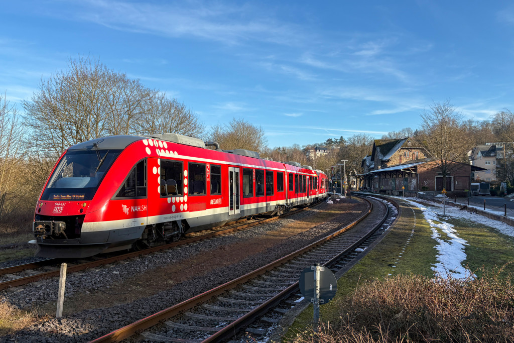 648 451 und 648 355 stehen im Bahnhof Hachenburg auf der Oberwesterwaldbahn, aufgenommen am 21.01.2025.
