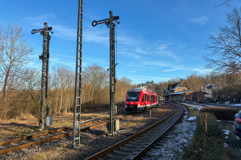 648 451 und 648 355 stehen in Hachenburg auf der Oberwesterwaldbahn, aufgenommen am 21.01.2025.