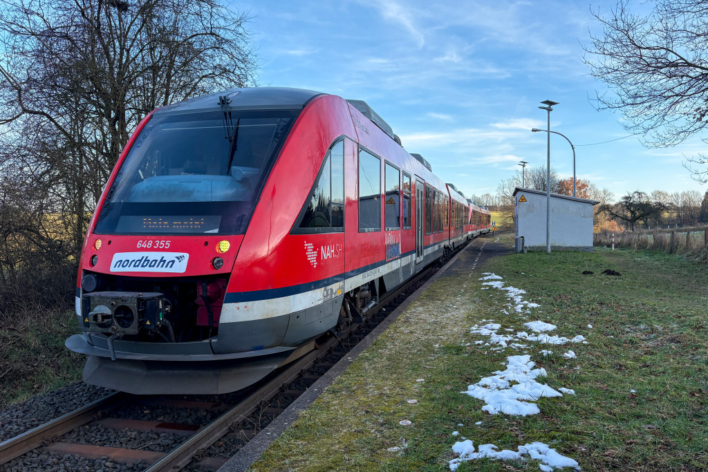 648 355 und 648 451 in Hohegrete auf der Oberwesterwaldbahn, aufgenommen am 21.01.2025.