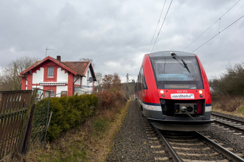 648 355 an einem Bahnwärterhaus bei Neustadt auf der Main-Weser-Bahn, aufgenommen am 23.01.2025.
