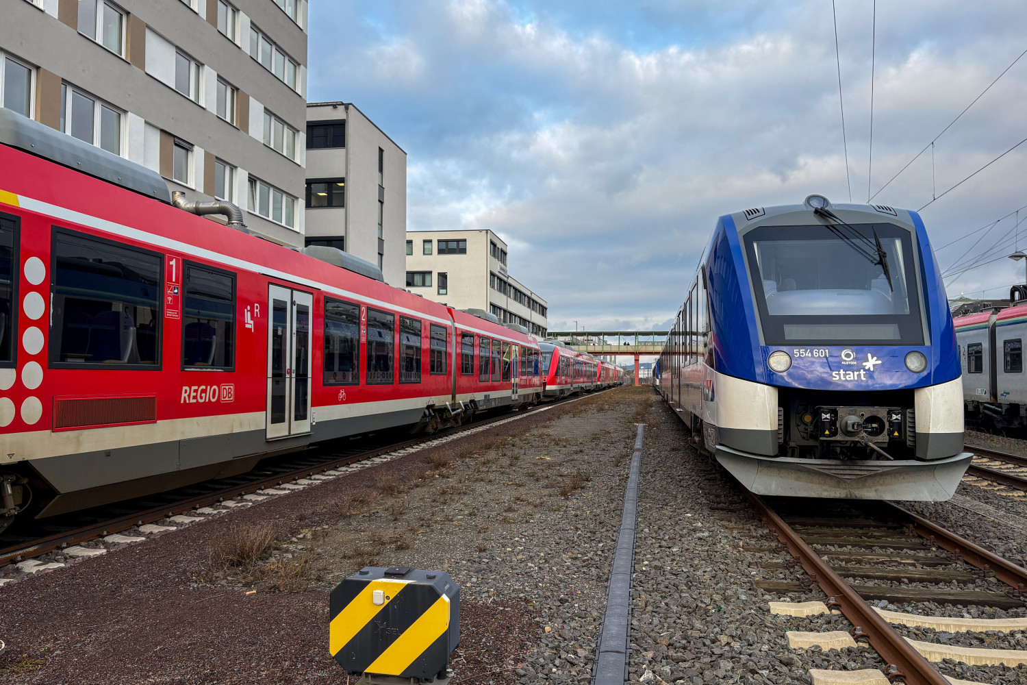 554 101 bei diversen 648-Triebwagen  im Bahnhof Gießen, aufgenommen am 23.01.2025.