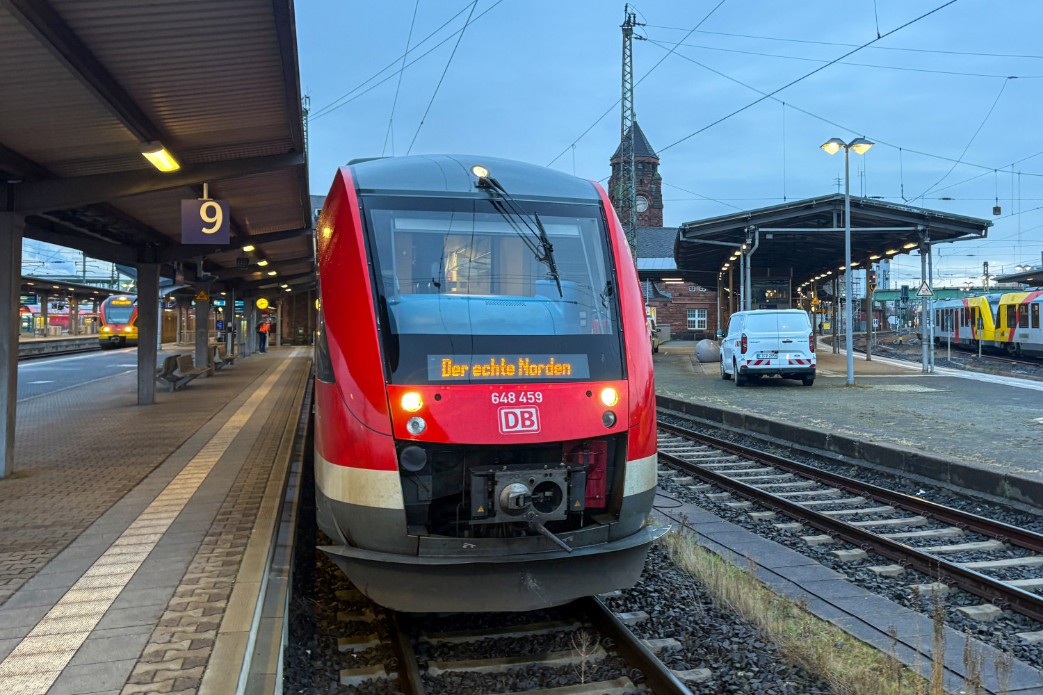 648 459 steht am Bahnsteig des Bahnhof Gießen, aufgenommen am 30.01.2025.