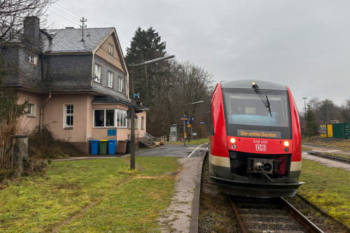 648 459 steht im Bahnhof Würgendorf auf der Hellertalbahn, aufgenommen am 30.01.2025.
