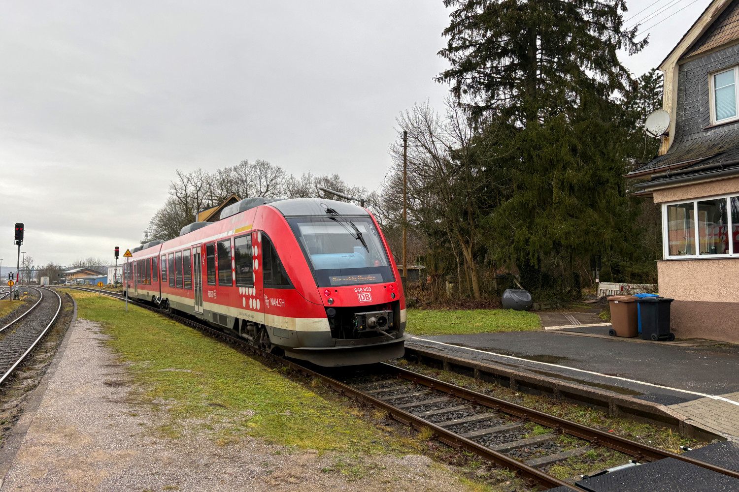 648 459 steht in Würgendorf auf der Hellertalbahn, aufgenommen am 30.01.2025.