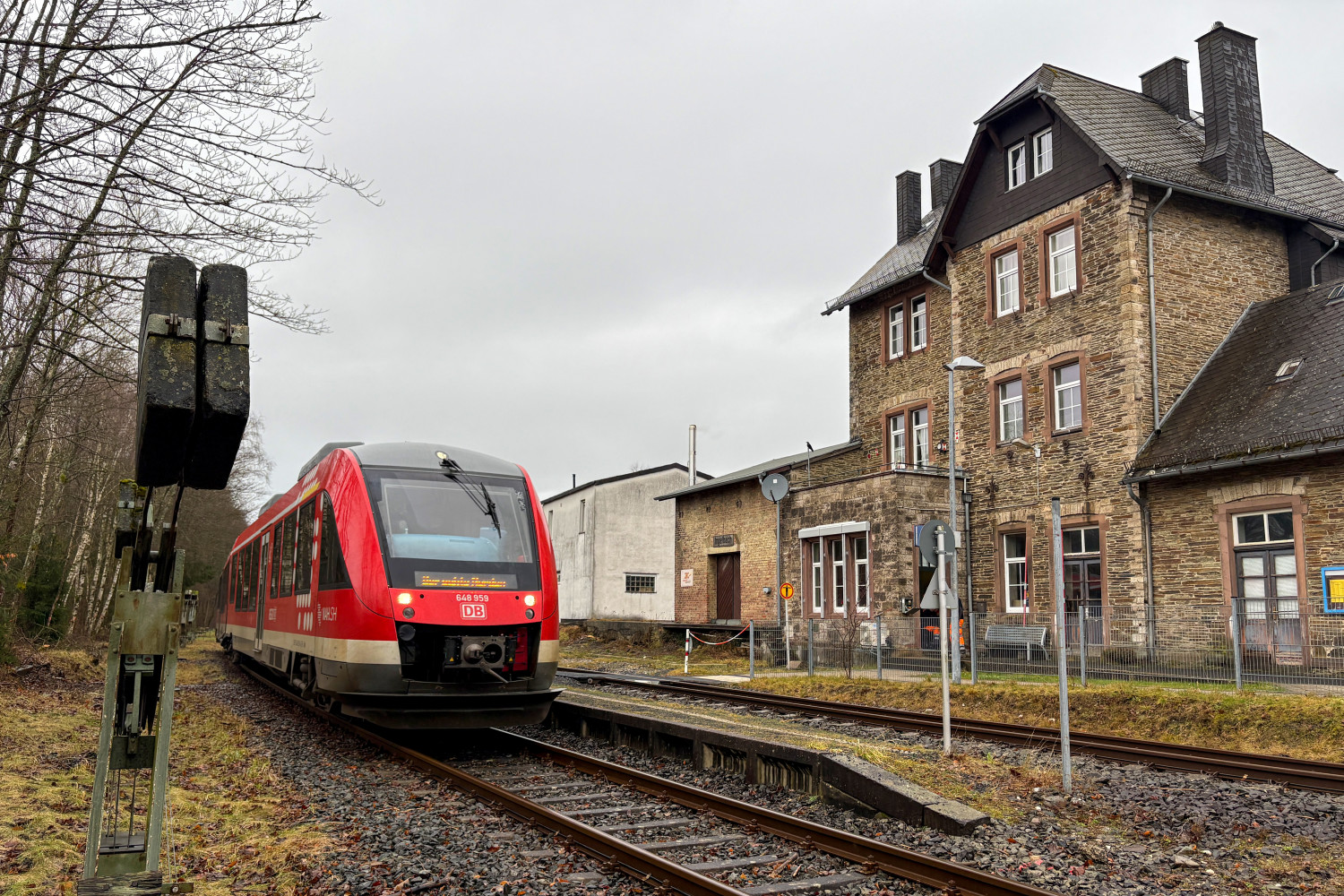 648 459 im Bahnhof Ingelbach auf der Oberwesterwaldbahn, aufgenommen am 30.01.2025.