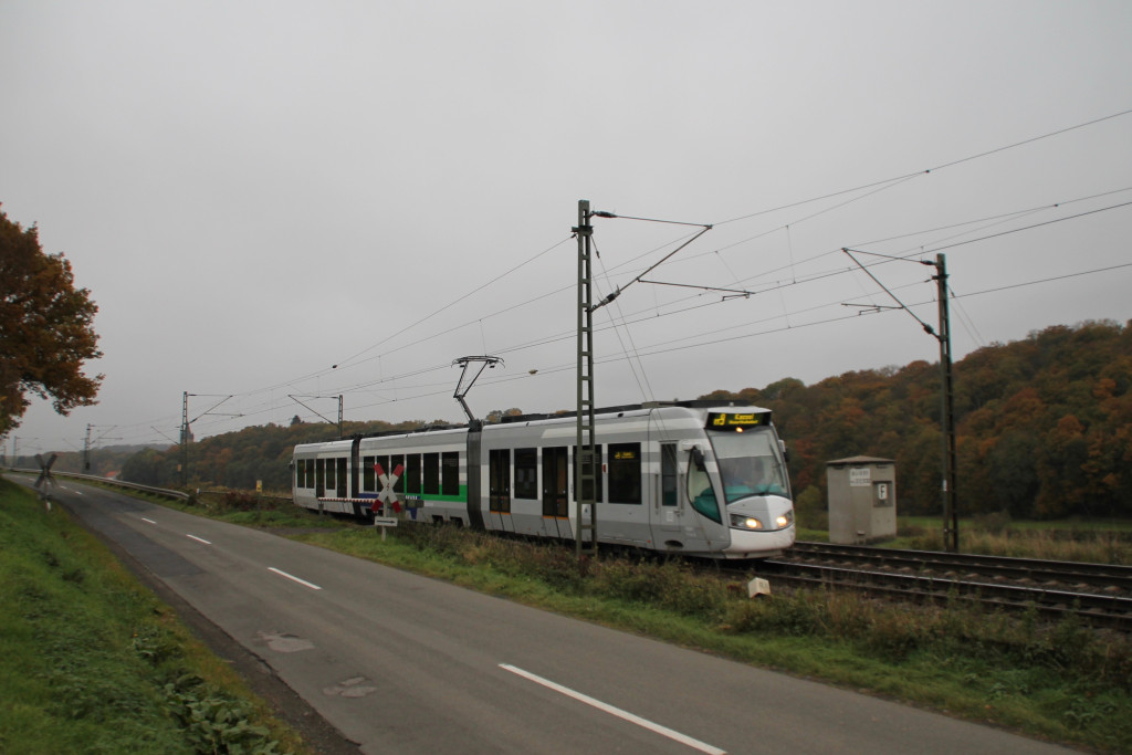 Eine RegioTram passiert einen Bahnübergang bei Altenbrunslar auf der Main-Weser-Bahn, aufgenommen am 24.10.2015.