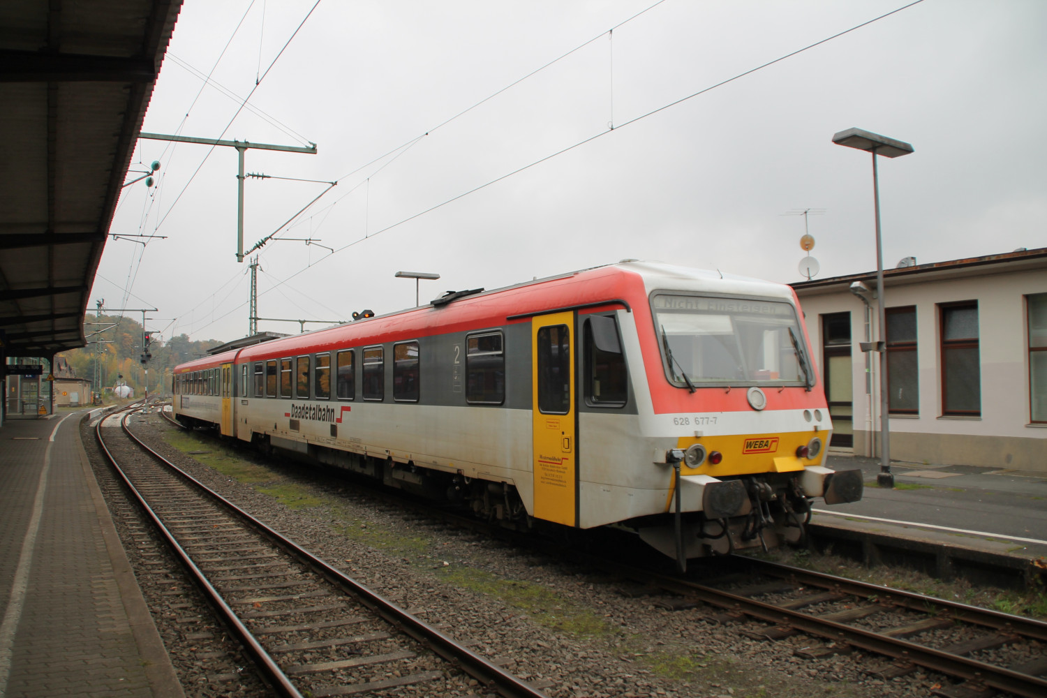 628 677 steht abgestellt am Bahnsteig in Betzdorf von wo aus er später nach Dillenburg fahren wird, aufgenommen am 25.10.2015.
