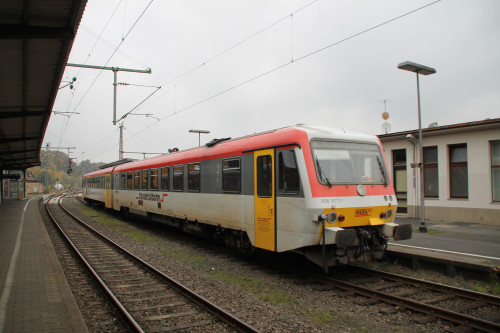 628 677 steht abgestellt am Bahnsteig in Betzdorf von wo aus er später nach Dillenburg fahren wird, aufgenommen am 25.10.2015.