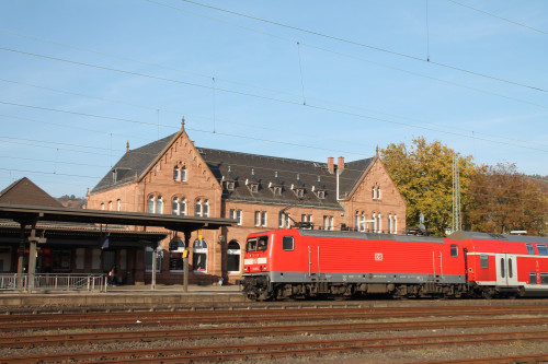 114 113 verlässt mit ihrer Regionalbahn aus Doppelstockwagen den Bahnhof Gelnhausen, aufgenommen am 31.10.2015.