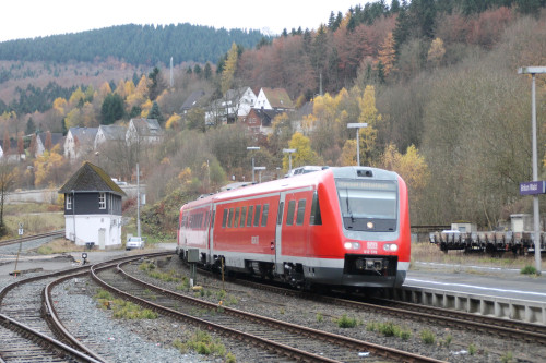 612 078 fährt am 07.11.2015 in den Bahnhof Brilon Wald ein.