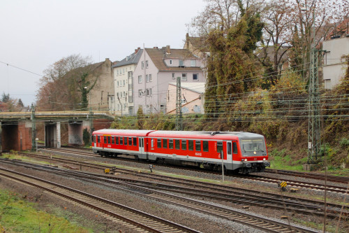 Aus Richtung Monsheim fuhr am 21.11.2015 628 561 in den Bahnhof Worms ein.