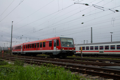 Im Bahnhof Worms rangiert 628 594 in die Abstellung, aufgenommen am 21.11.2015.