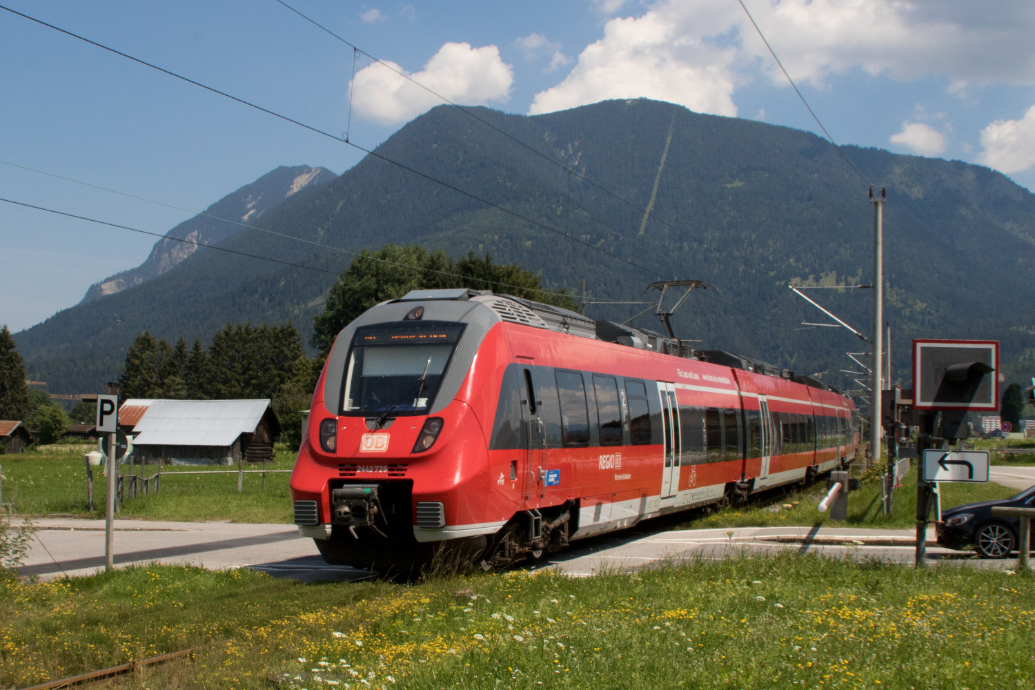 2442 230 überquert einen Bahnübergang bei Garmisch-Partenkirchen-Hausberg auf der Außenfernbahn, aufgenommen am 19.07.2018.