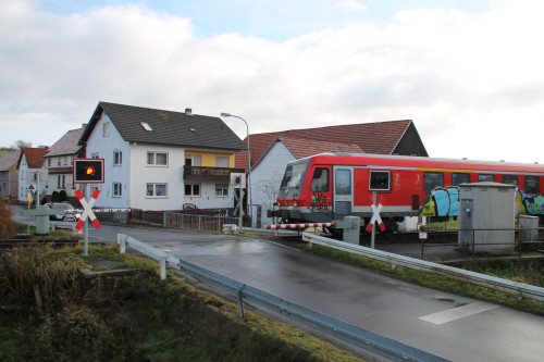Im kleinen Ort Niederwetter überquert 628 250 den innerörtlichen Bahnübergang, aufgenommen am 28.11.2015.