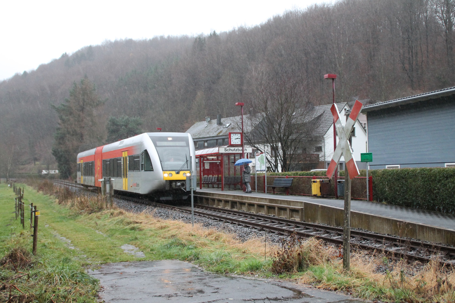Ein GTW am Haltepunkt Schutzbach auf der Daadetalbahn, aufgenommen am 29.11.2015.