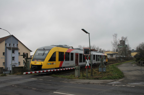 Ein LINT der HLB überquert den Bahnübergang in Grünberg, aufgenommen am 05.12.2015.
