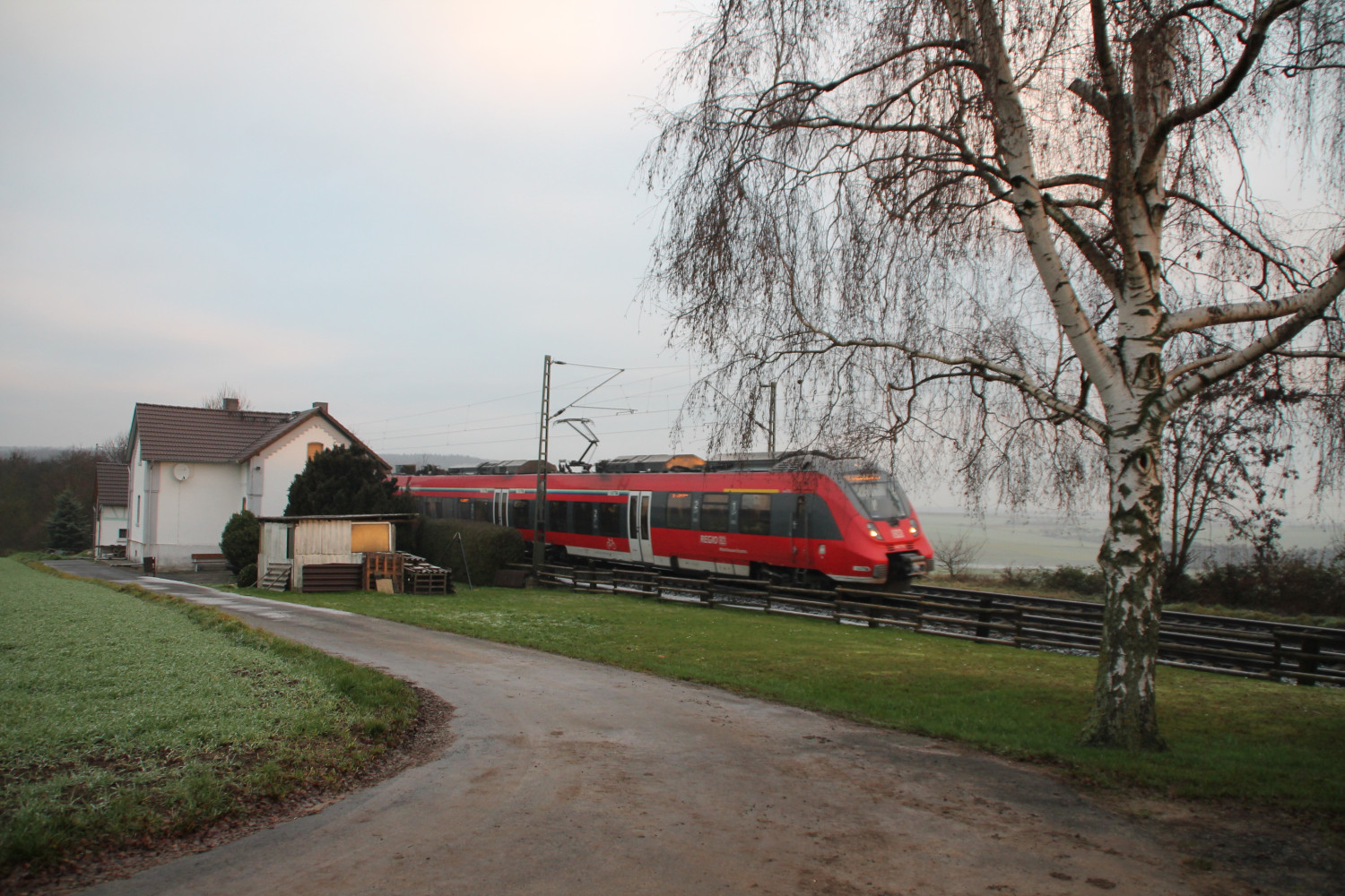 Ein TALENT 2 an einem Bahnwärterhaus in der nähe von Butzbach, aufgenommen am 06.12.2015.