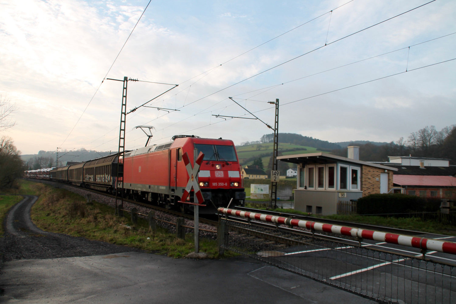 185 350 überquert den Bahnübergang des Posten 149 in Unterhaun, aufgenommen am 19.12.2015.