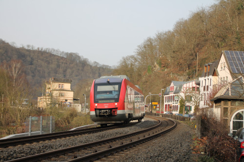 640 001 durchquert als Regionalbahn Balduinstein auf der Lahntalbahn, aufgenommen am 27.12.2015.