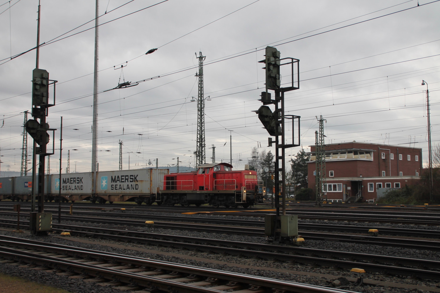 294 643 rangiert mit ein paar Wagen durch den Bahnhof Bebra, aufgenommen am 11.01.2016.