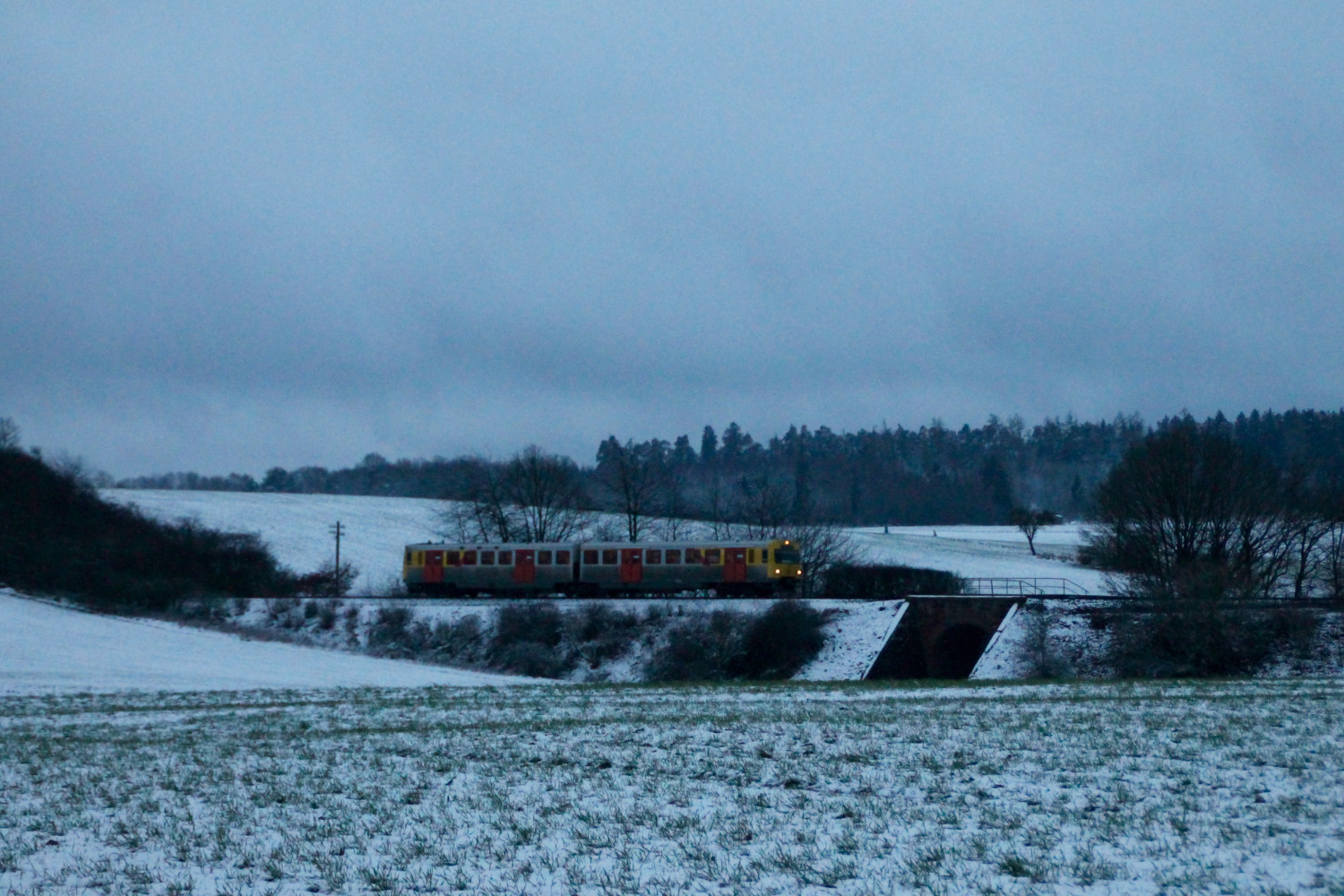 Ein VT2E der HLB überquert den Damm zwischen Hundstadt und Grävenwiesbach, aufgenommen am 16.01.2016.