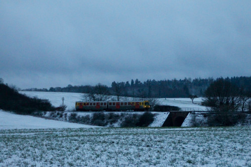 Ein VT2E der HLB überquert den Damm zwischen Hundstadt und Grävenwiesbach, aufgenommen am 16.01.2016.