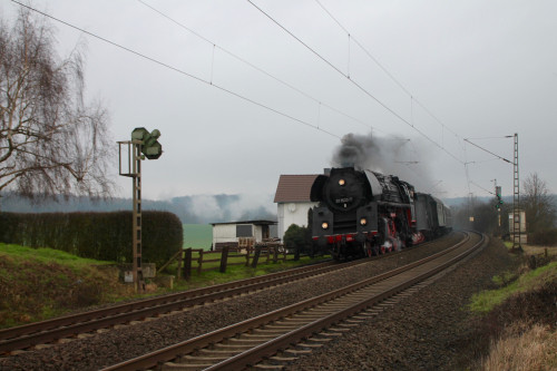 01 1533 bei der an einem Bahnwärterhaus bei Butzbach am 06.02.2016.