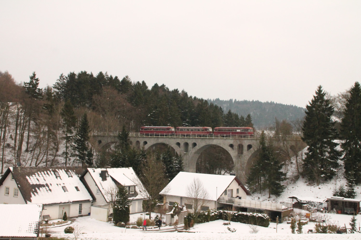 798 829, 996 310 und 996 677 der OEF überqueren das Viadukt in Usseln auf der Uplandbahn, aufgenommen am 28.02.2016.