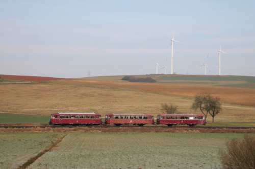 996 677, 996 310 und 798 829 passieren die Windräder bei Ernsthausen auf der Burgwaldbahn, aufgenommen am 28.02.2016