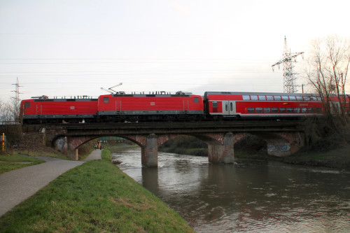 Auf der alten Eisenbahnbrücke in Frankfurt-Nied begegnen sich zwei Züge die mit Loks der Baureihe 143 bespannt sind, aufgenommen am 26.02.2016.