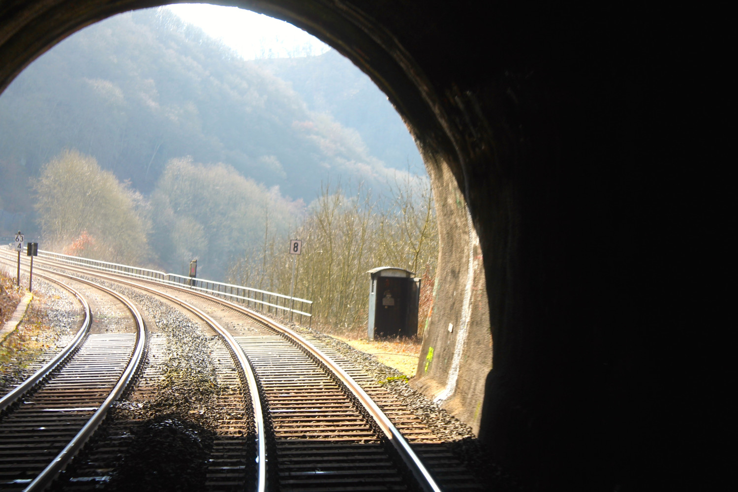 Der Blick aus dem Cramberger Tunnel auf der Lahntalbahn am 28.02.2015. Jemand hat die Tür zum Streckenfernsprecher vergessen zu schließen.