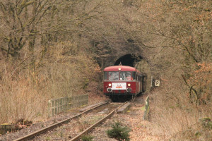 998 880, 998 250, 798 818, 798 622 und 796 724 verlassen den Seifener Tunnel auf der Holzbachtalbahn, aufgenommen am 06.03.2016.