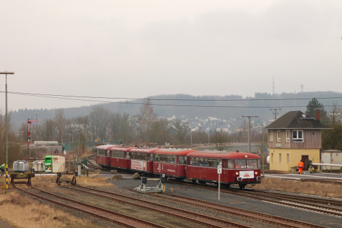 998 880, 998 250, 798 818, 798 622 und 796 724 fahren in den Bahnhof Siershahn ein, aufgenommen am 06.03.2016.