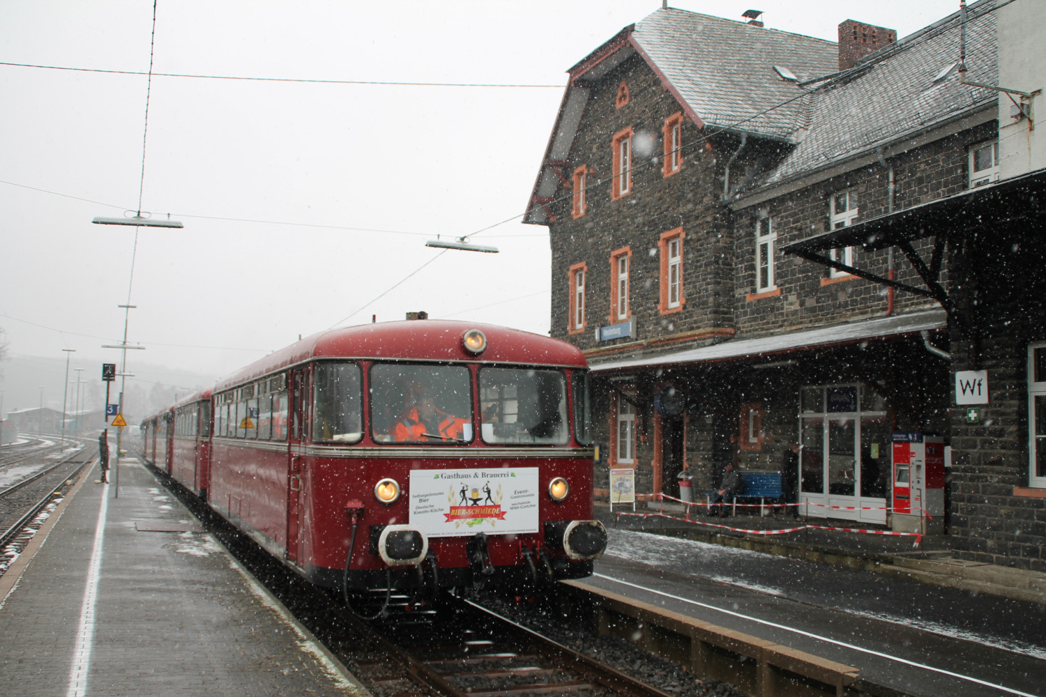 998 880, 998 250, 798 818, 798 622 und 796 724 im Bahnhof Westerburg, aufgenommen am 06.03.2016.