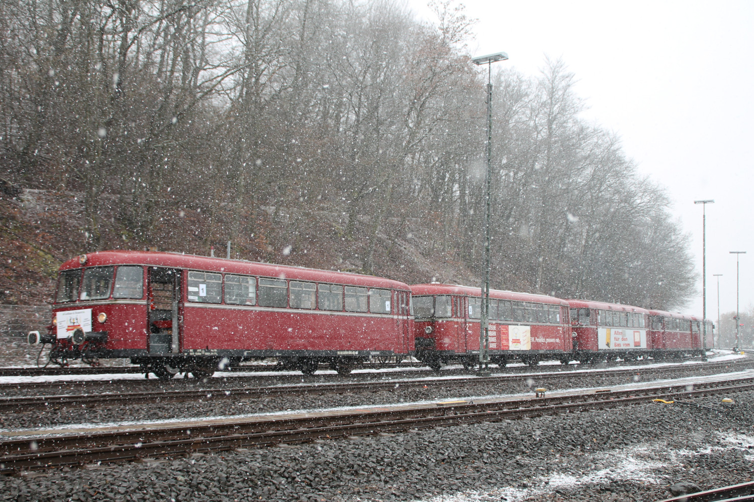 998 880, 998 250, 798 818, 798 622 und 796 724 stehen zur Pause im Bahnhof Westerburg, aufgenommen am 06.03.2016.