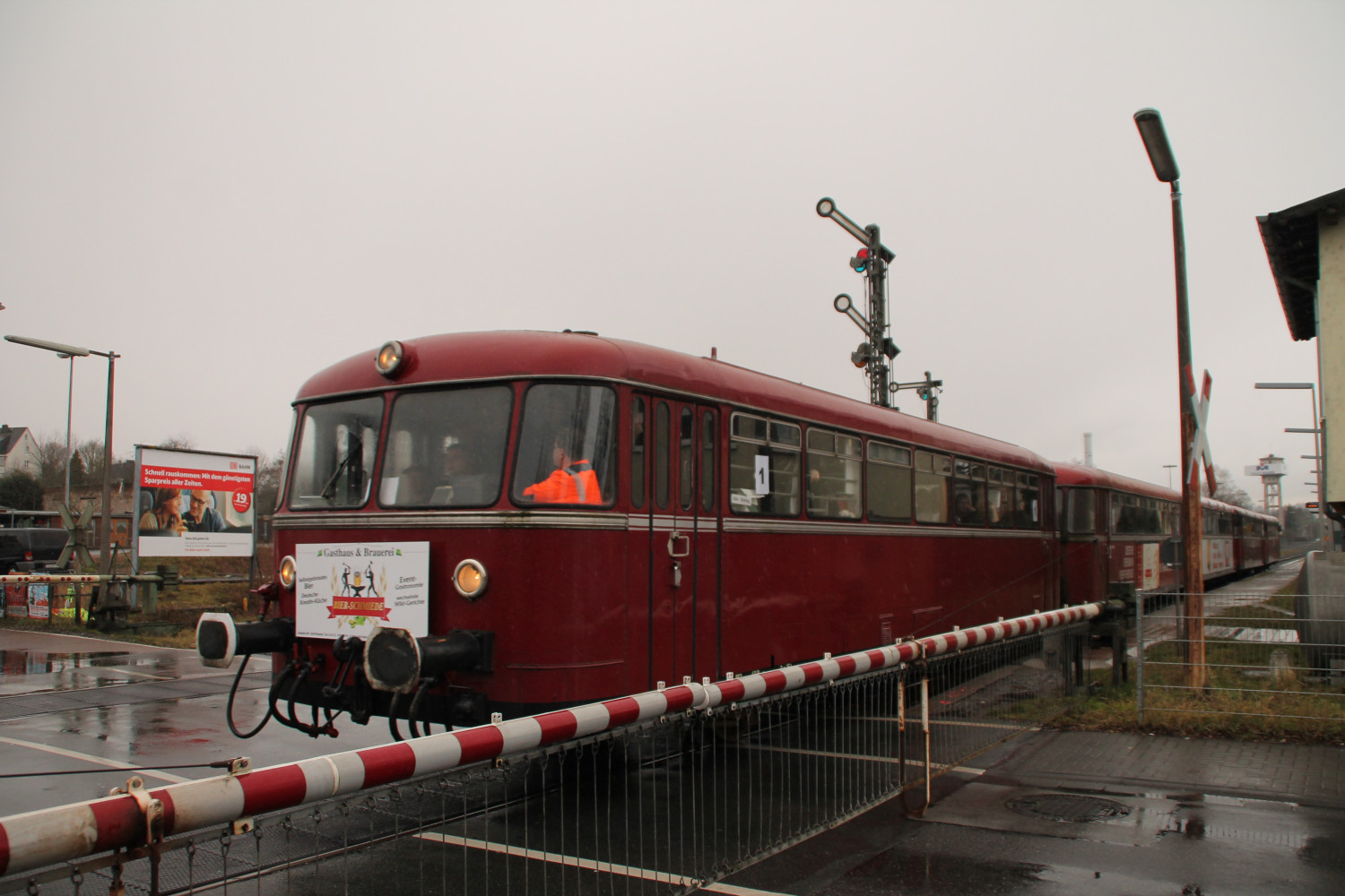 998 880, 998 250, 798 818, 798 622 und 796 724 durchqueren den Bahnhof Staffel, aufgenommen am 06.03.2016.