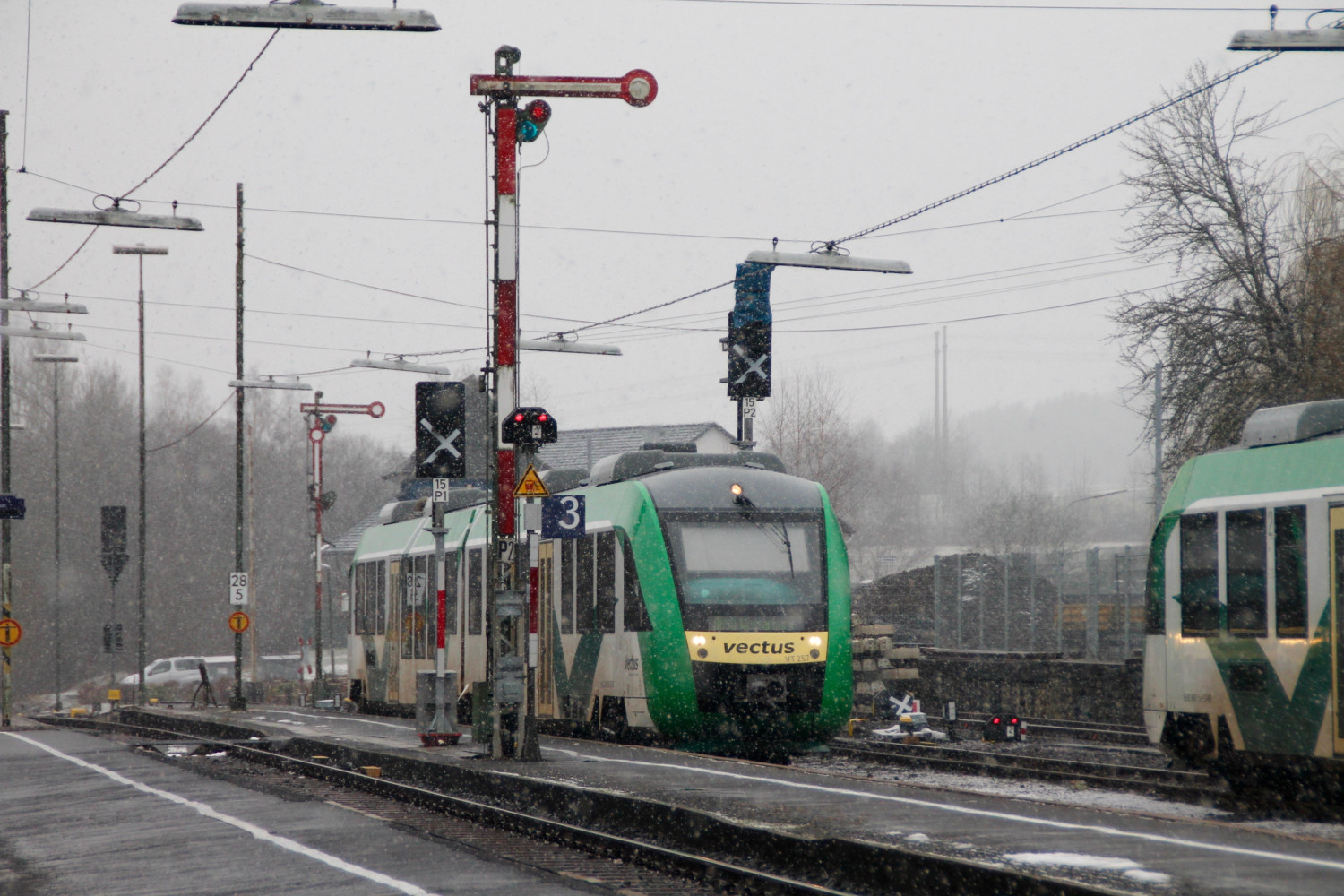 Ein LINT der VECTUS fährt in den Bahnhof Westerburg ein, aufgenommen am 06.03.2016.