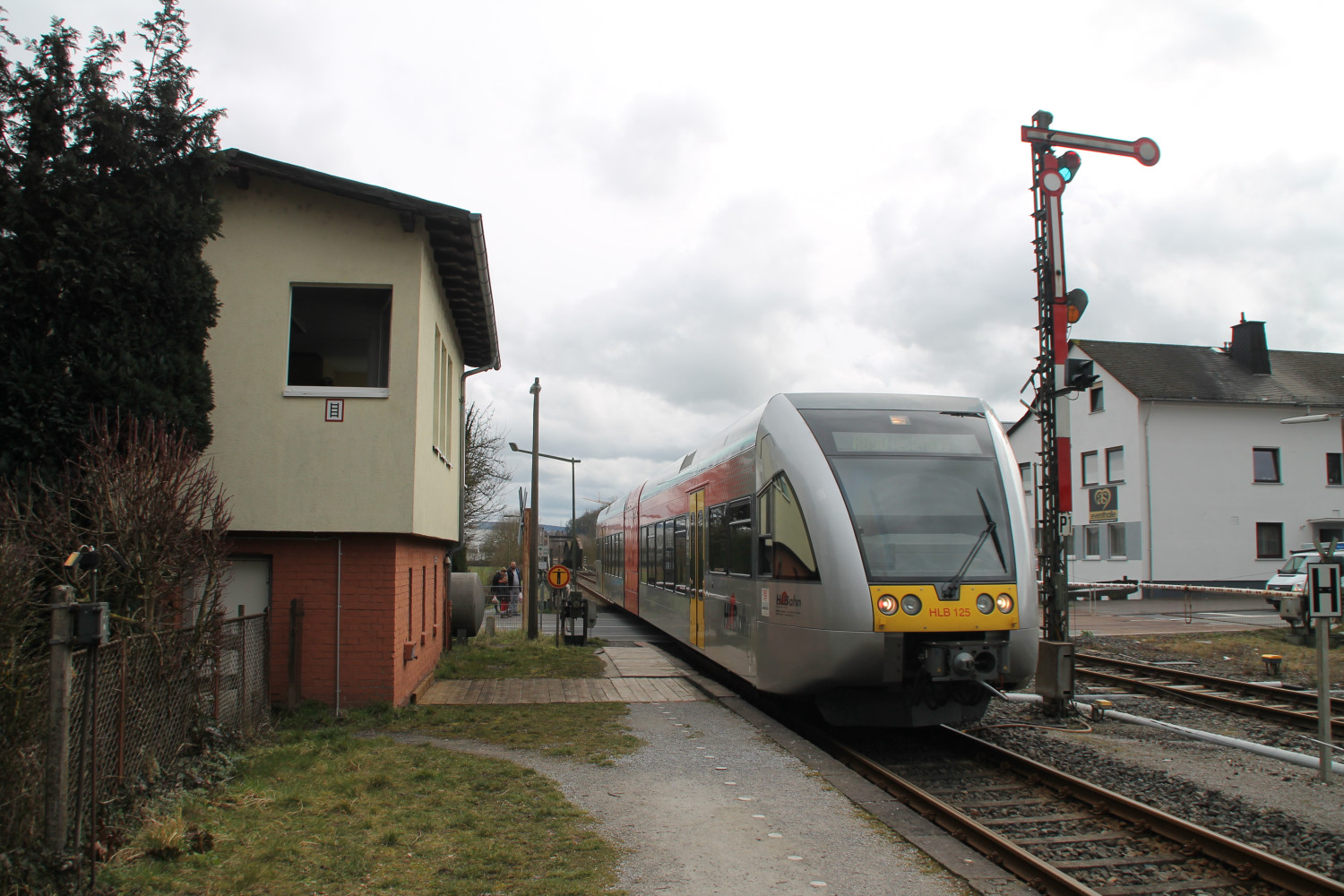 Ein GTW der HLB fährt in den Bahnhof Staffel ein, aufgenommen am 05.03.2016.