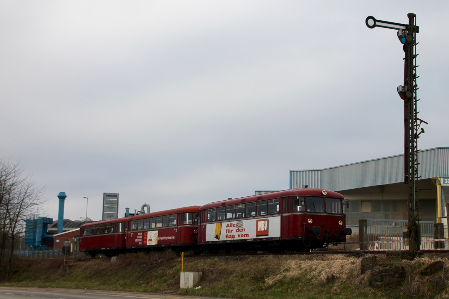 798 818, 998 250 und 998 880 warten vor dem Einfahrsignal von Siershahn, aufgenommen am 13.03.2016.