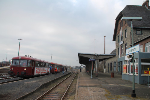 798 818, 998 250 und 998 880 warten im Bahnhof Siershahn auf die Abfahrt nach Altenkirchen, aufgenommen am 13.03.2016.