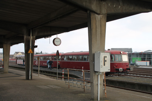 798 818, 998 250 und 998 880 im Bahnhof Siershahn, aufgenommen am 13.03.2016.