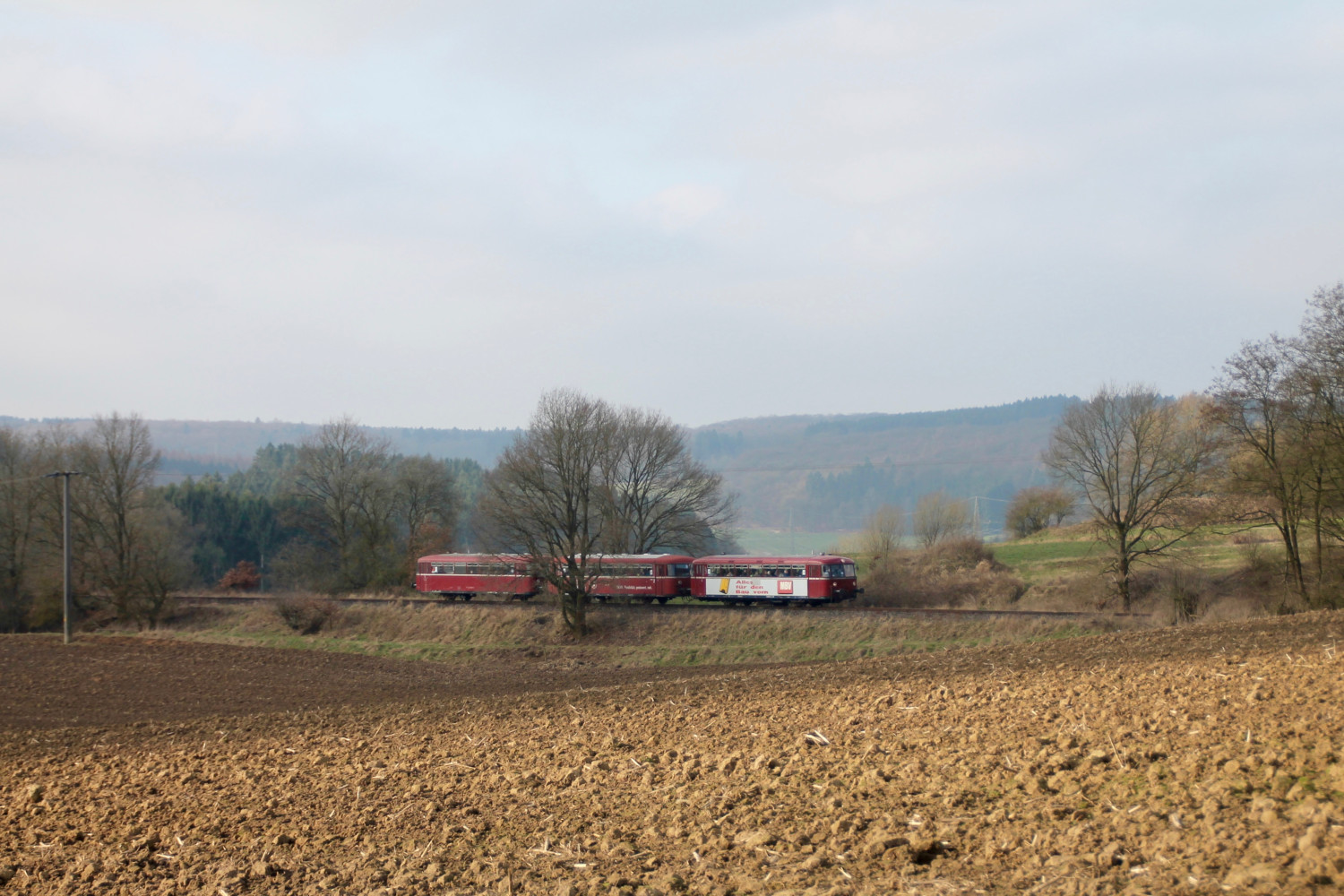 798 818, 998 250 und 998 880 bei Nordhofen auf der Holzbachtalbahn, aufgenommen am 13.03.2016.