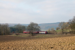 798 818, 998 250 und 998 880 bei Nordhofen auf der Holzbachtalbahn, aufgenommen am 13.03.2016.