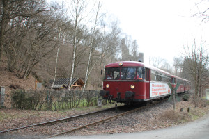 798 818, 998 250 und 998 880 an der Burgruine Reichenstein auf der Holzbachtalbahn, aufgenommen am 13.03.2016.