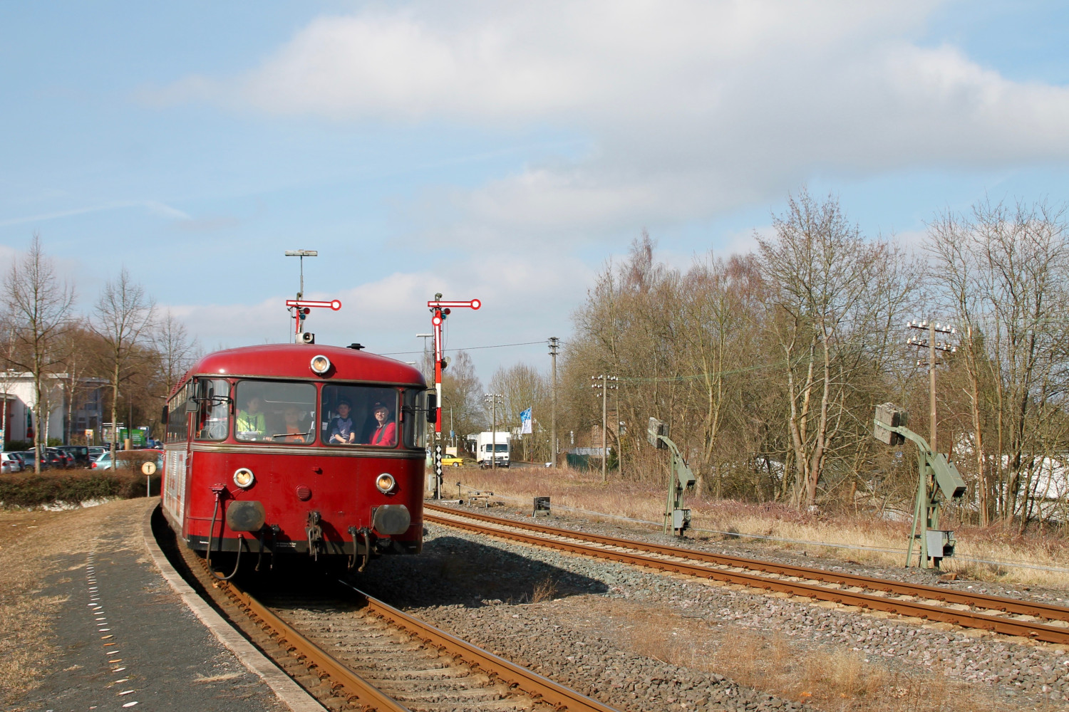798 818, 998 250 und 998 880 fahren in den Bahnhof Hachenburg ein, aufgenommen am 13.03.2016.
