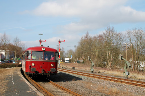 798 818, 998 250 und 998 880 fahren in den Bahnhof Hachenburg ein, aufgenommen am 13.03.2016.