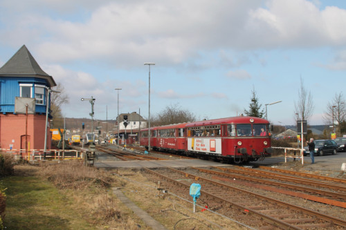 798 818, 998 250 und 998 880 verlassen Westerburg, aufgenommen am 13.03.2016.
