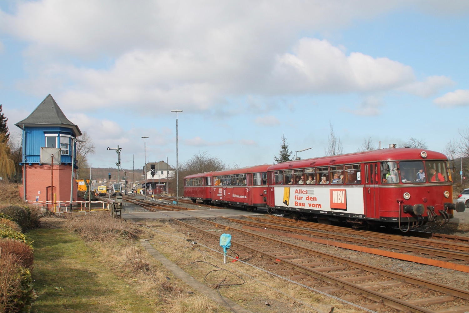 798 818, 998 250 und 998 880 verlassen den Bahnhof Westerburg, aufgenommen am 13.03.2016.