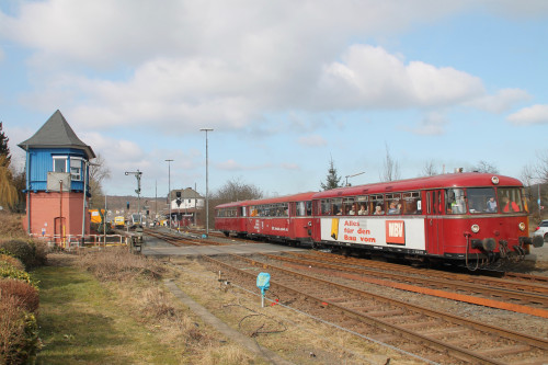 798 818, 998 250 und 998 880 verlassen den Bahnhof Westerburg, aufgenommen am 13.03.2016.