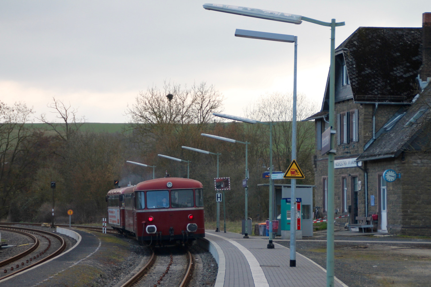 798 818, 998 250 und 998 880 am Bahnsteig in Niederzeuzheim, aufgenommen am 13.03.2016.